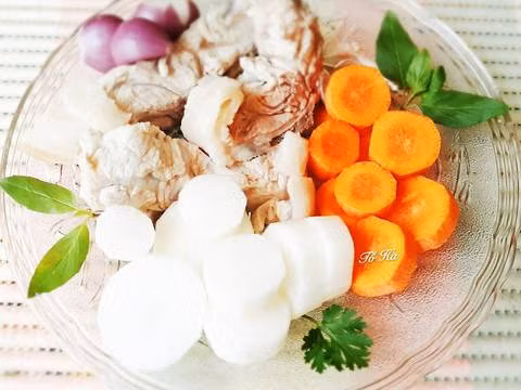Tất cả nguyên liệu như: Rau củ quả sơ chế sạch, để ráo. Sườn trụng qua nồi nước sôi. Xử lý bánh: Cho bánh vào nước lạnh ngâm 20 phút, sau đó nấu nồi nước nhỏ, ít dầu ăn để luộc bánh, khi thấy bánh nở mềm là được. Vớt bánh ra tô lớn &amp; cho thêm ít dầu ăn chống dính bánh. Ảnh: cookpad.com.