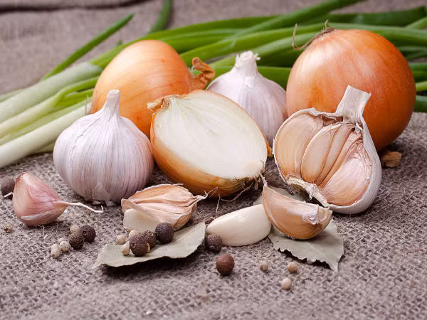Vớt phồng tôm để ráo nước. Bóc và rửa sạch hành khô, hành tây, hành lá và tỏi. Xắt khúc vừa ăn. Bắc chảo lên bếp. Đổ dầu ăn vào, vừa phải không món ăn sẽ bị mỡ, ngấy. Thả hành khô, tỏi vào đảo cho đến khi có mùi thơm. Ảnh: SucKhoeDoiSong.vn.