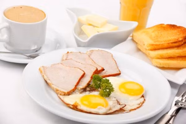 6. Chuẩn bị bữa sáng nhiều protein. Lượng protein tối thiểu bạn nên ăn là 15 g, nó sẽ giúp bạn no lâu hơn, giảm được việc ăn vặt các nhóm thực phẩm nhiều đường, calo khác. Ảnh: Thegioibantin.com.