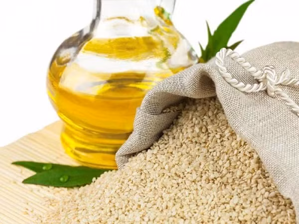 Dầu mè vốn còn có lượng lớn axit béo không no, giúp làm giảm cholesterol trong máu cùng chất sesamin và sesamolin kích thích cơ thể phát triển tích cực. Ảnh: ehospital.vn.