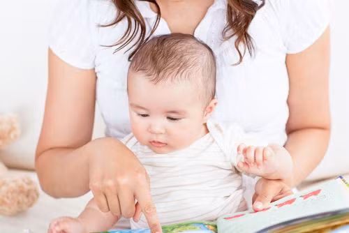 3. Dạy bé cách ghi nhớ: Hãy dạy trẻ những đồ vật dễ nhớ như lá cờ, màu sắc của các loại hoa quả, tên của các con vật, hoặc tên các loại đồ chơi,... Ảnh: meo.vn.