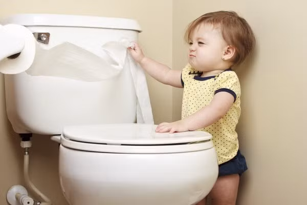 Chiến thuật 3 bước giúp bố mẹ rèn con tự đi vệ sinh. Bước 1: Theo dõi các dấu hiệu của con bạn. Chúng có thể bao gồm các biểu hiện trên khuôn mặt, cơ thể, ngay cả việc trẻ rên rỉ, rùng mình, thay đổi nhịp thở, tiếng xì hơi. Ảnh: ViCare.vn.