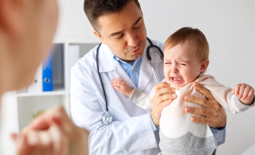 Với hiện tượng này, cha mẹ nên đưa bé đến gặp bác sĩ để có kết luận chính xác và hướng điều trị phù hợp. Ảnh: Alobacsi.com.
