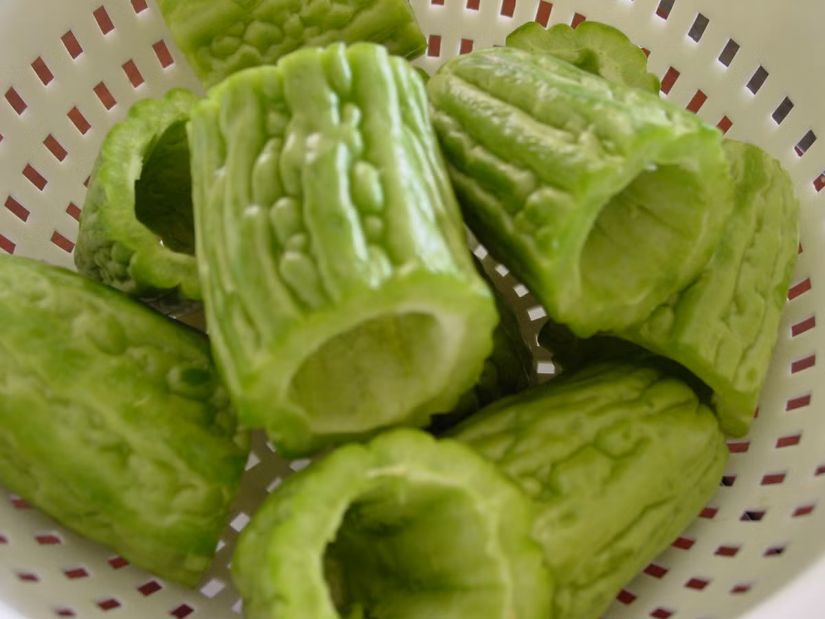 1. Khổ qua (mướp đắng) nhồi đậu hũ kho chay. Nguyên liệu: Khổ qua, đậu hũ, nấm mèo, boa rô, gia vị: hạt nêm, tiêu, đường, dầu ăn, nước tương, nước dừa, ớt bột. Khổ qua cắt khoanh tròn dày khoảng 2 cm, làm sạch ruột, rửa sạch rồi để ráo nước. Ảnh: doisongphapluat.com.