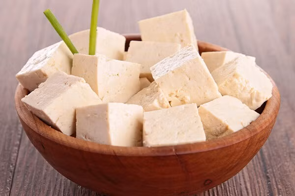 Nấm mèo ngâm nước cho nở, bằm nhỏ. Cà rốt băm nhỏ. Đậu hũ chần với nước sôi khoảng 1-2 phút, vớt ra để ráo nước, dằm đậu mịn ra. Trộn đều đậu hũ với cà rốt, nấm mèo, hạt nêm chay, tiêu. Ảnh: monngon.tv.