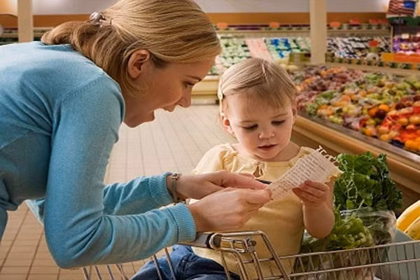 3. Cho bé đi mua sắm cùng: Đây là cách tuyệt vời để giới thiệu những âm thanh và hình ảnh mới. Bạn cũng có thể dạy trẻ về màu sắc và số lượng. Ảnh: baomoi.com.