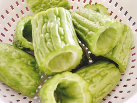 2. Mướp đắng nhồi thịt. Nguyên liệu: Mướp đắng, thịt lợn, trứng gà, miến, mộc nhĩ, nấm hương, hành hoa. Mướp đắng cắt đôi, dùng đũa bỏ hết ruột bên trong sau đó rửa sạch để ráo nước. Ảnh: cuonnroll.vn.