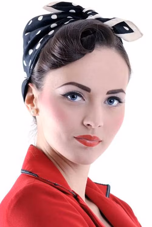 Sử dụng khăn kiểu này giúp bạn có mái tóc giả khá màu mè và hấp dẫn. Bằng cách búi tóc lên, dùng chiếc khăn quấn từ sau ra trước và buộc trên đỉnh đầu, bạn đã có mái tóc trông khá dày dặn đấy. Ảnh: SongKhoe.vn.