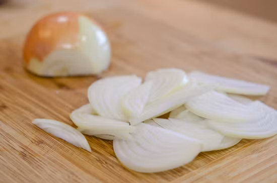 2. Xúc xích xào hành tây. Nguyên liệu: Xúc xích, hành tây, hành, dầu hào, muối. Xúc xích thái lát, hành thái nhỏ, hành tây thái lát hoặc bổ cau. Ảnh: me.phununet.com.