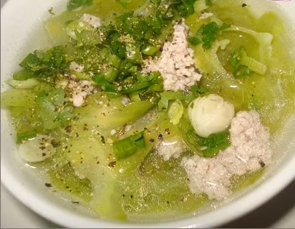 Nêm canh chút muối, bột ngọt, đường, hạt nêm, chút tiêu xay, cắt hành ngò bỏ vào rồi tắt bếp. Ảnh: nhahangamthuc.net.
