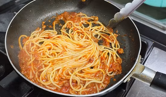 3. Mì spagetti sốt thịt bằm. Nguyên liệu: Mì ý, hành tây, sữa tươi, thịt bò, thịt lợn, cà chua, lá oregano khô, gia vị. Cà chua lột vỏ, cho vào máy xay nhuyễn. Hành tây rửa sạch, ngâm nước cho bớt hăng, sau đó thái nhỏ. Ảnh: kenhnoitro.info.
