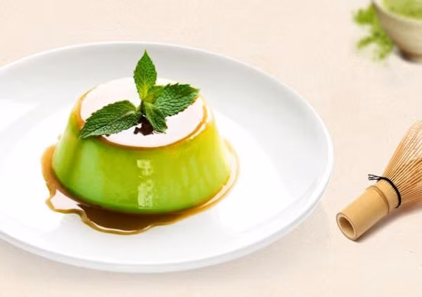 Tiếp tục cho hỗn hợp trà xanh vào hỗn hợp trên rồi khuấy đều đến khi được một hỗn hợp đồng nhất màu xanh lá. Sau đó, đổ hỗn hợp vào khuôn và hấp trong khoảng 30 – 40 phút là được. Ảnh: daklak.huongnghiepaau.com.