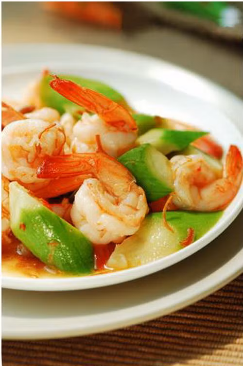 Chỉ cần đảo qua rồi nhanh tay cho mướp vào đảo cùng. Cho thêm các gia vị để món ăn được vừa miệng. Đảo đều và nhanh tay đến khi mướp chín tới là được. Cuối cùng, cho hành lá vào nhanh tay đảo đều và tắt bếp. Ảnh: aFamily.vn.
