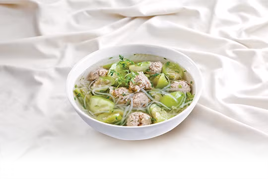 Phi thơm hành rồi cho mướp vào xào qua. Sau đó chế thêm nước, bỏ viên thịt vào nấu sôi. Canh chín thì cho thêm hành lá, nêm mắm, bột ngọt cho vừa ăn. Tắt bếp. Ảnh: monngonmoingay.net.