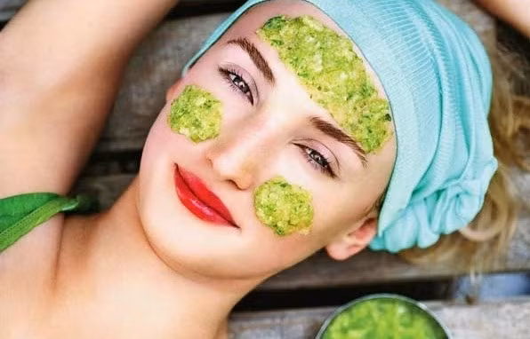 Giã nhuyễn lá táo với một ít muối ăn (muối cục hoặc muối tinh đều được). Đắp cả nước và bã lên mụn nhọt và băng lại. Ngày làm 2 lần, mỗi lần thay nhớ rửa sạch mụn bằng cồn. Thực hiện liên tục khoảng 2-3 ngày mụn sẽ tự rút mủ và tan mất. Ảnh: healthplus.vn.