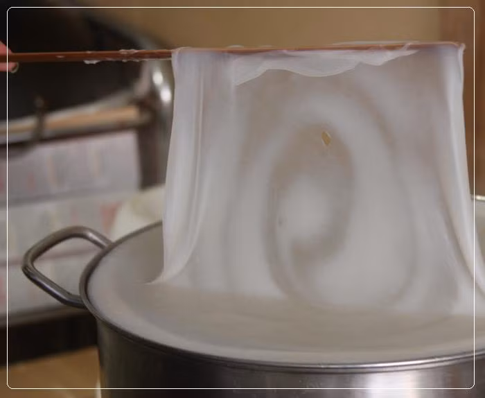 Cho hai loại bột cùng nước vào âu hòa chung, để 1 tiếng bột lắng xuống chắt bỏ nước trong. Sau đó đổ 1 lượng nước khác đúng vạch nước cũ cho muối vào hòa chung. Ảnh: kienthucthehinh.net.