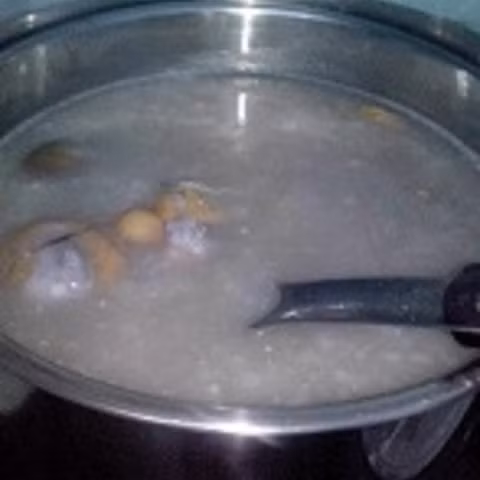 Nấm rơm rửa sạch, ngâm nước muối 10 phút, chẻ đôi. Hành tím thái lát mỏng, cho dầu vào chảo, nóng dầu cho hành tím vào đảo đều tay, cho tiếp nấm rơm, thêm chút bột nêm, vài giọt nước mắm, ít đường, xào nhanh rồi tắt bếp. Khi cháo gần nhừ, lắc trứng vịt lộn trước khi đập trứng thả vào nồi. Ảnh: Cooky.vn.