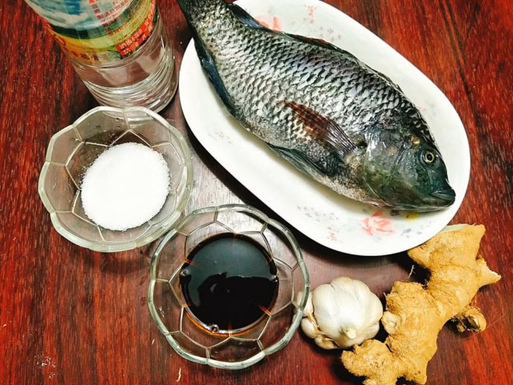 4. Cá rô phi sốt. Nguyên liệu: Cá rô phi, cà chua, hành, răm, thì là, dầu ăn, bột canh, nước mắm. Cá làm sạch cắt khúc nếu to quá, khía, rán giòn tùy theo khẩu vị.