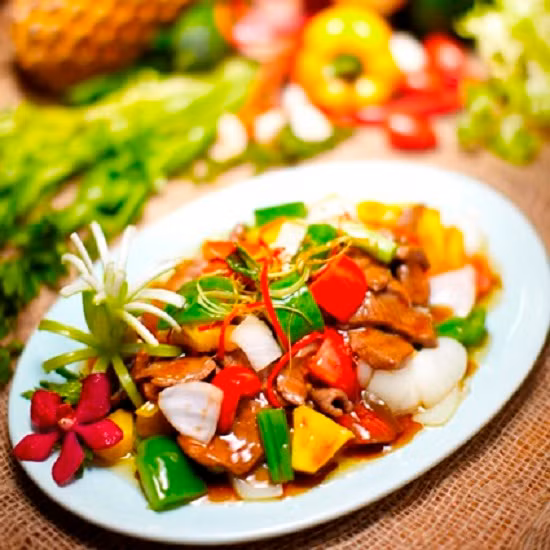 Khi chảo nóng chỉ cho bánh phở vào xào rồi thêm dầu hào, nếm cho vừa và xào to lửa để vừa xào vừa áp chảo. Sau đó cho ớt và thịt vào đảo chung cho nóng, tắt bếp và thưởng thức cùng miếng chanh và nước tương ớt. Ảnh: toinayangi.vn.