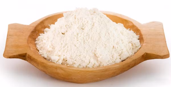 2. Bột chiên. Nguyên liệu: Nước, bột gạo, bột năng, dầu ăn, muối, trứng gà, hành lá, xì dầu, tương ớt, đu đủ bào sợi. Cho bột gạo, bột năng và muối vào tô. Đổ từ từ nước vào cùng rồi trộn đều lên. Ảnh: VietPAT.com.
