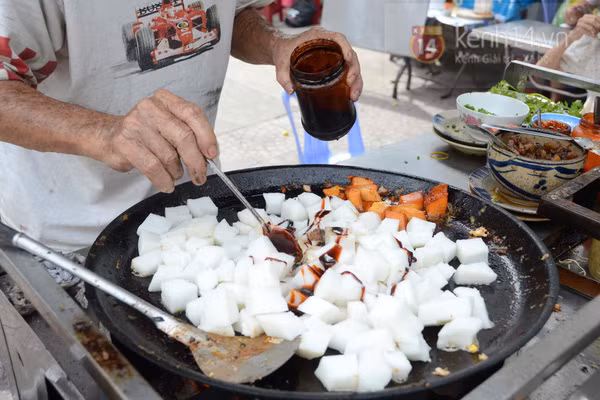 Xắt nhỏ hành lá ra để sẵn. Khi bột đã nguội, bạn cắt bột thành miếng cho vừa ăn. Sau đó bạn chiên bột trên chảo dầu cho chín đều cả 2 mặt. Ảnh: Kenh14.vn.
