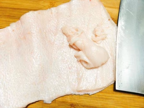 Đem phơi nắng. Sau khi phơi bì đã khô thi chiên không bị nổ,bì sẽ phồng giòn. Hoa chuối thái mỏng, ngâm nước muối, chanh sau đó vớt ra để ráo. Ảnh: Xaluan.com.