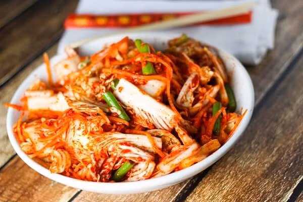 Cho cá cơm, củ cải, tảo khô và 1 lít nước vào trong một nồi, đậy vung, đun cho đến khi bắt đầu sôi. Khi nồi sôi thì hạ nhiệt, đun sôi liu riu trong 20 phút. Tắt bếp, lọc bỏ cái, lấy phần nước dùng. Tiếp theo, trộn bột ớt, dầu mè vào trong một bát nhỏ và trộn đều. Ảnh: monngon.tv.