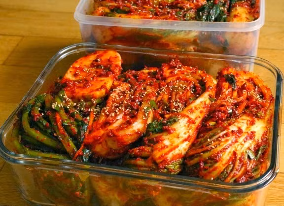 Cuộn kim chi cải thảo thành cuộn tròn, xếp vào hộp và đậy nắp kín, sau 2-3 ngày là có thể ăn được, kim chi sau khi đã chua như ý thì đem cất tủ lạnh ăn dần. Ảnh: Vieclamtienghan.com.