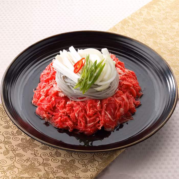 2. Bulgogi – thịt bò nướng. Nguyên liệu: Thịt bò thăn, hành tây., gia vị ướp gồm: Nước tương, đường, mật ong, hành lá, tỏi băm, muối mè, tiêu xay, nước ép lê, dầu mè, rau diếp. Ảnh: KingBBQ.com.vn.