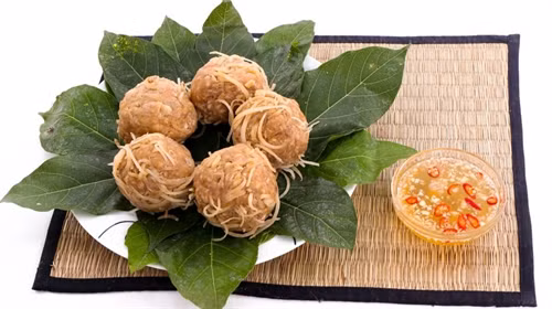 Pha nước chấm nem: Pha 2 thìa canh nước mắm với 1 quả ớt tiêu băm với 3 tép tỏi băm, nước cốt nửa quả chanh. Khi ăn, trải lá sung ra, xếp lá đinh lăng vào rồi gắp nem vào và cuốn lại, chấm với nước chấm rồi thưởng thức hương vị. Ảnh: dantocmiennui.vn.