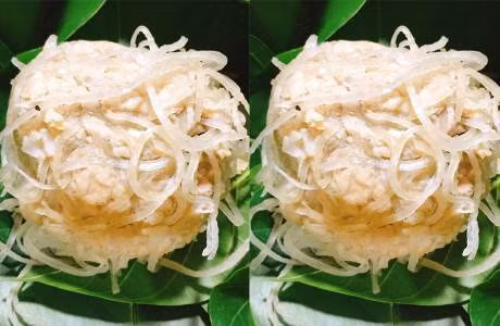 Luộc chín tới thịt lợn mông. Đem thái mỏng thịt rồi dùng sống dao trần qua cho mềm. Đem trộn thính với thịt lợn và bì lợn, bột ngọt, mắm, tỏi, trộn đều. Bóp đều tay cho nem được nhuyễn đều. Sau cùng bạn dùng lá rong gói lại. Ảnh: TripNow.vn.