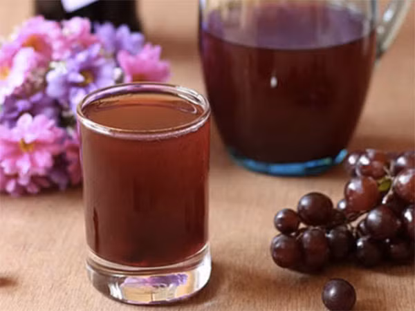 1. Siro nho. Nguyên liệu: Nho, siro nho, đường. Nho rửa sạch, cho vào nồi cùng siro ngô, đường đun trên lửa vừa và thi thoảng khuấy đều cho nhừ. Bắc nồi ra rồi đổ vào rây lọc kỹ lấy nước là xong. Pha loãng siro ra rồi thưởng thức. Ảnh: aMeovat.com.