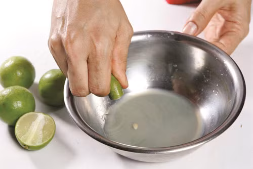 3. Dưỡng tóc bằng sữa chua và chanh: Áp dụng 5 thìa sữa chua không đường cùng với 1 thìa nước cốt chanh thêm 1 thìa baking soda (nếu có) thành hỗn hợp đặc sệt và ủ lên tóc ẩm 30 phút. Sau đó, gội lại sạch với nước. Loại mặt nạ này bạn nên áp dụng 1 tuần/1 lần thôi là đủ cho mái tóc có tóc bạc. Ảnh: thammyhongngoc.com.