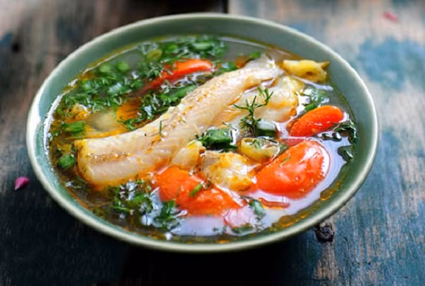 Cho cá khoai vào nồi nước. Để nước sôi khoảng 10 phút thì cho rau thì là vào. Cho gia vị vào, đợi khoảng 3 phút tắt bếp. Ảnh: phunubeo.vn.