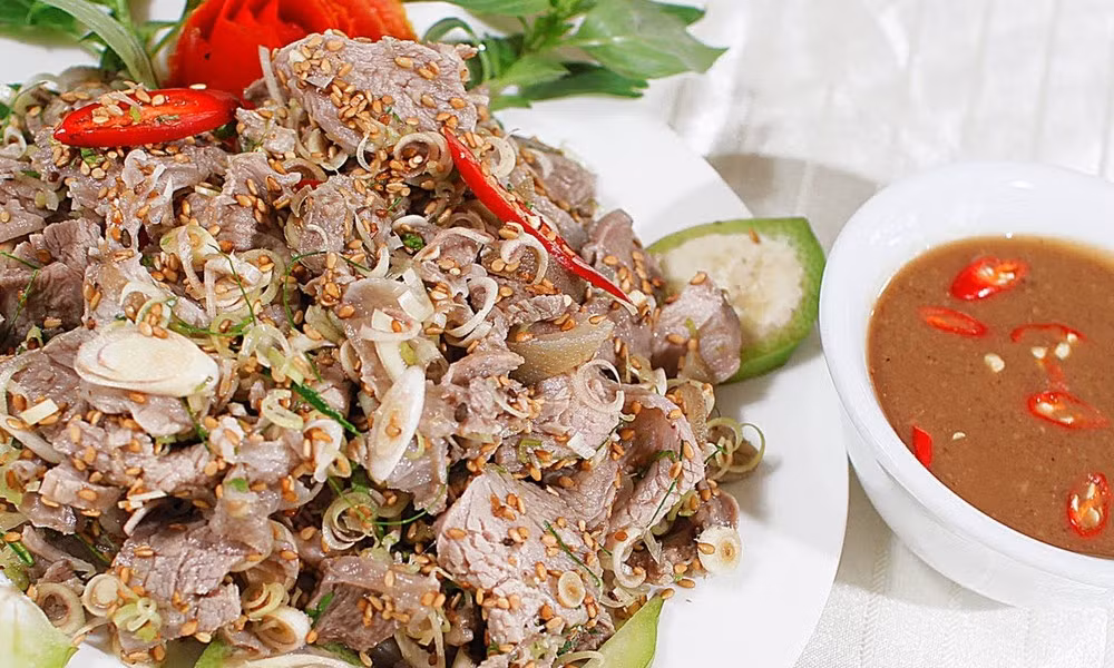 Cho vào xóc với gia vị: ngổ thái khúc, vừng, nước cốt chanh, mùi tàu thái nhỏ xóc đều cho gia vị ngấm rồi bày lên đĩa ăn ăn cùng với các loại rau trên. Ảnh: JAMJA.vn.