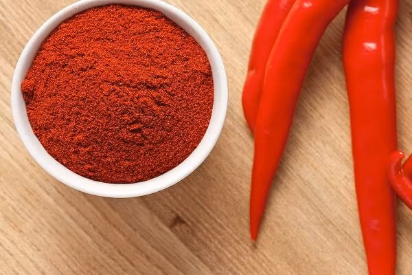 Khoảng 2-3 phút sau là sẽ có một vài hạt bắp nổ, khi ấy đậy vung lại, cầm quai nồi lắc mạnh để hạt bắp nổ đều. Tắt bếp khi đã thấy hạt bắp trong nồi nổ hết thì đổ bắp ra khay. Ảnh: Monngon.tv.