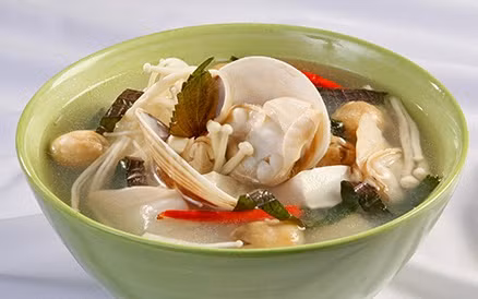 Cho ngao và nước ngao vào đun sôi lại và thả nấm đã rửa. Nếm gia vị cho vừa. Cuối cùng cho thêm hành lá thái nhỏ vào và thưởng thức. Ảnh: Mecuteo.vn.