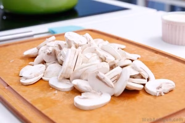 2. Trứng chiên thịt băm nấm rơm. Nguyên liệu: Trứng gà, nấm rơm, thịt băm, hành, tiêu, muối, bột ngọt. Đánh trứng với thịt băm, nấm hương cắt nhỏ. Thêm tiêu, muối, hành lá, bột ngọt. Ảnh: phonggiaoduckienxuong.edu.vn.