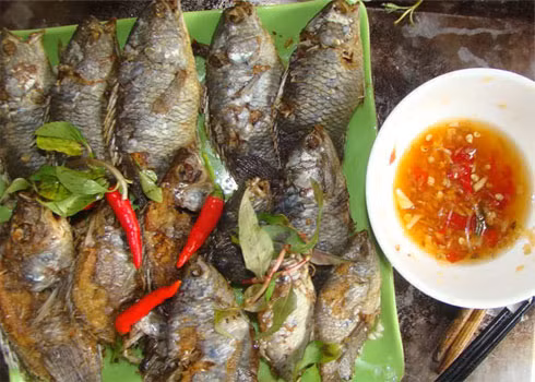 3. Cá rô đồng rán giòn chấm mắm gừng. Nguyên liệu: Cá rô đồng, nước mắm, gừng, tỏi, rau ăn kèm: tía tô, rau thơm, rau mùi. Cá rô đồng làm sạch, không cần tẩm ướp gia vị. Ảnh: 6monngonmoingay.com.