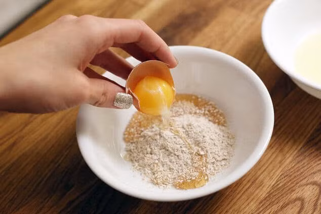 Đập trứng gà vào bát rồi đánh tan. Tiếp đó hòa trứng với bột mỳ thêm vào khoảng hai muôi canh nước lạnh. Dùng thìa khuấy đều cho đến khi hỗn hợp bột sánh đặc. Ảnh: matonghungyen.com.