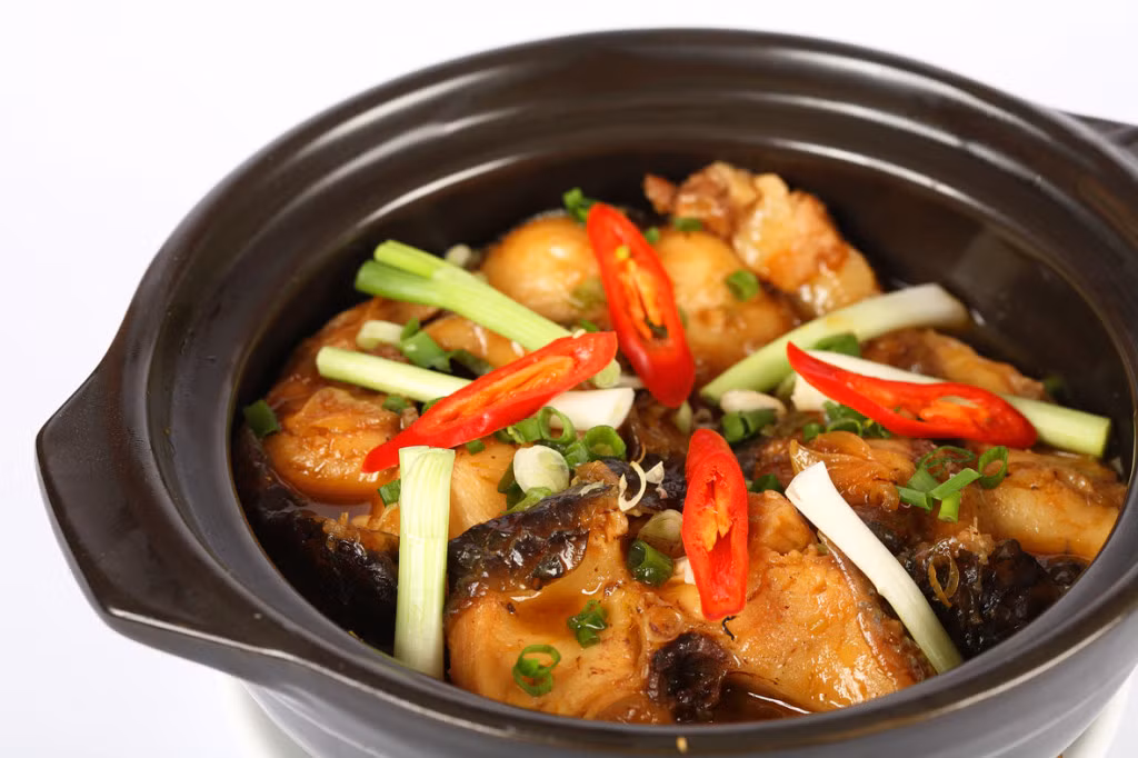 Phi hành với ít dầu thắng đường cho lên màu cánh gián và cho cá và thịt đã ướp vào bắt đầu kho. Ban đầu cho lửa to, sau khi cá sôi thì vặn nhỏ lửa, để riu riu cho cá thấm. Khi kho cá có đậy vung, đến lúc gần chín có thể mở vung khoảng 1 - 2 phút rồi tắt bếp. Ảnh: wikicachlam.com.