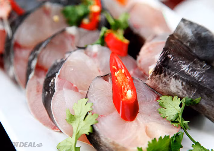 2. Cá lăng nướng sốt riềng mẻ. Nguyên liệu: Cá lăng lọc bỏ xương, bột tôm, sốt nướng satay, bột thịt gà, mỳ chính, đường trắng, nghệ tươi, tỏi, hành khô, sả, ớt sừng, mẻ trắng, mầu điều, rau diếp cá, húng, mùi, củ đậu, xoài xanh, cà rốt, bún, bánh đa quấn, mù tạt, hương nấm, dầu hào. Ảnh: casongda.com.vn.