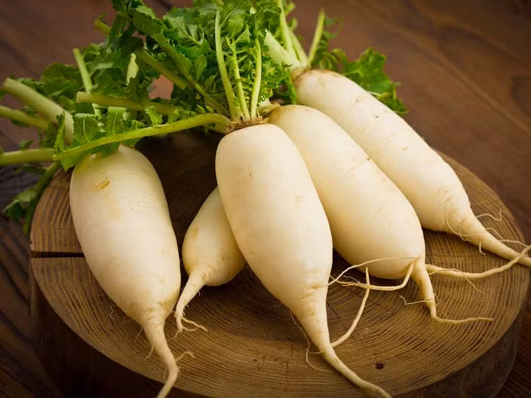 3. Canh thịt dê củ cải. Nguyên liệu: Thịt dê, táo, đậu Hà Lan, củ cải trắng, rau mùi, bột tiêu, mì chính, muối, dấm. Rau mùi rửa sạch, thái khúc ngắn. Táo rửa sạch gọt vỏ bỏ hạt thái miếng, đậu Hà Lan bỏ vỏ. Củ cải rửa sạch, thái miếng. Ảnh: hatgiongf1.com.
