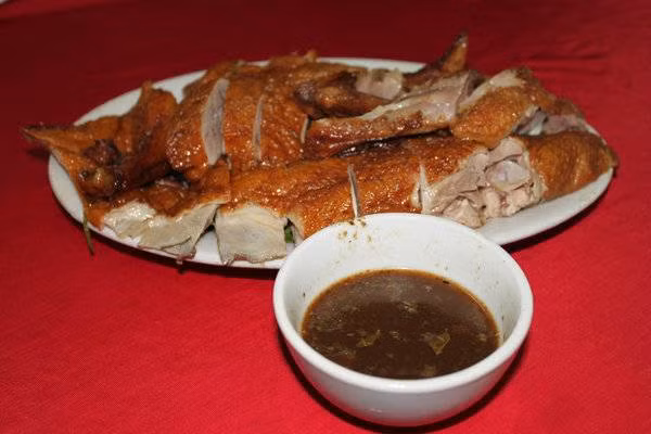 4. Nước chấm gà, vịt, lợn quay. Nguyên liệu: Bột năng, tỏi, hành ta, nước lọc, bột ngọt, muối, tương xay, dầu ăn, chanh. Bắc chảo nóng, đổ dầu ăn vào, dầu nóng, cho hết số tỏi, củ hành ta giã nhuyễn phi cho thơm. Ảnh: Yeutre.vn.