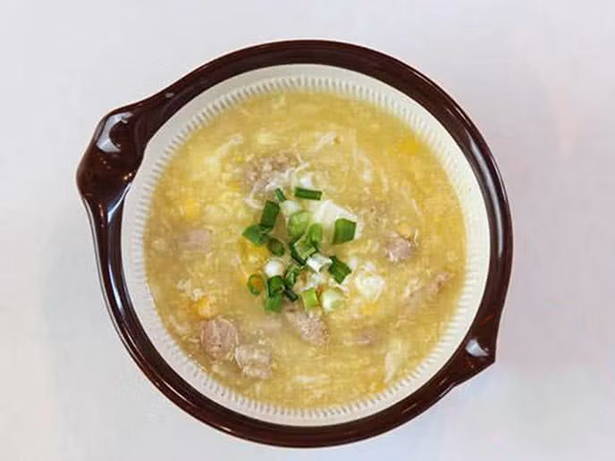 Sau đó thêm ngô ngọt, khuấy đều, đun cho nồi sôi lại. Sau khi súp sánh lại thì cho trứng vào, khuấy tan, nêm nếm muối cho vừa miệng. Đổ hỗn hợp nước hòa bột năng vào rồi khuấy liên tục trong 2 phút. Thêm hành lá rồi tắt bếp. Ảnh: PasGo.vn.