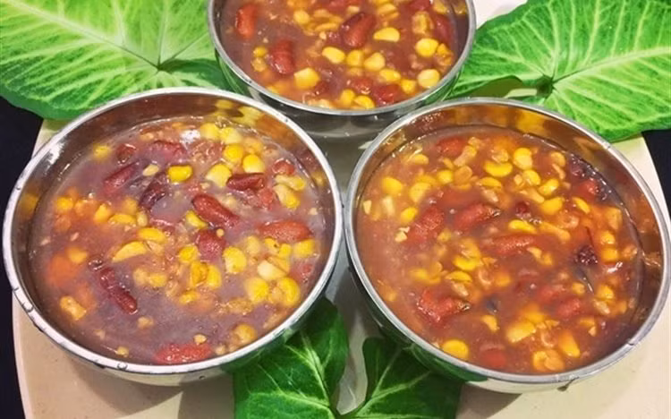 Vừa đổ vừa dùng thìa nhỏ nhẹ nhàng khuấy để chè sánh lại. Khi chè sánh, đun thêm 30 giây nữa là có thể tắt bếp, nếm xem chè đã đủ độ ngọt chưa, nếu chưa, có thể cho thêm đường. Ảnh: Cooky.vn.