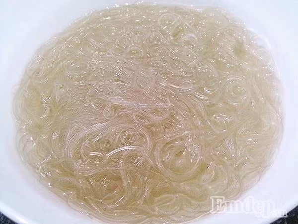 Hành lá cắt nhỏ. Nấm hương khô ngâm nở, cắt nhỏ, cho ra đĩa. Hành tím cắt mỏng, phi thơm với 2 muỗng canh dầu ăn. Thêm đầu trắng hành lá vào, đảo đều. Cho tôm tươi đã ướp vào, xào qua đến khi tôm chuyển màu. Đổ nước vào, nấu sôi.