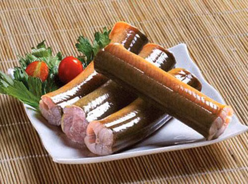 2. Miến lươn. Nguyên liệu: Lươn, miến, giá đỗ, hành tím, hành lá, gừng, gia vị, bột mì. Hành tím bóc vỏ, cắt lát mỏng. Bớt lại vài củ, đem nướng thơm. Gừng cắt riêng vài miếng, còn lại cũng đem nướng thơm, rửa sạch. Ảnh: canthotv.vn.