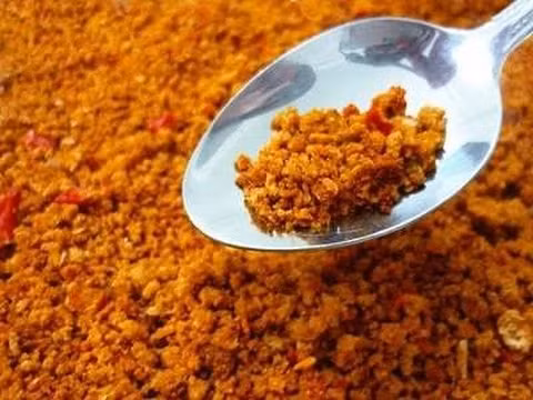 Cho tôm đã ướp vào máy xay cho bông lên. Cho phần tôm đã xay vừa rồi trộn cùng với lượng muối, ớt bột, đường, tiêu đã chuẩn bị vào đảo đều. Sau khi đã trộn đều các nguyên liệu, bạn cho từng phần nhỏ muối tôm vào chảo rang khô. Để nguội là có thể dùng được. Ảnh: youtube.com.