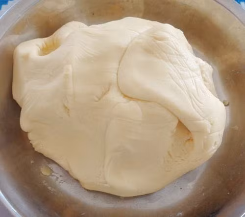 3. Bánh nhãn. Nguyên liệu: Bột nếp, đường kính, trứng gà, dầu ăn. Đập trứng ra bát tô, đánh đều với một chút đường cho tan. Rây bột nếp và đường kính vào tô bột. Ảnh: Emdep.vn.